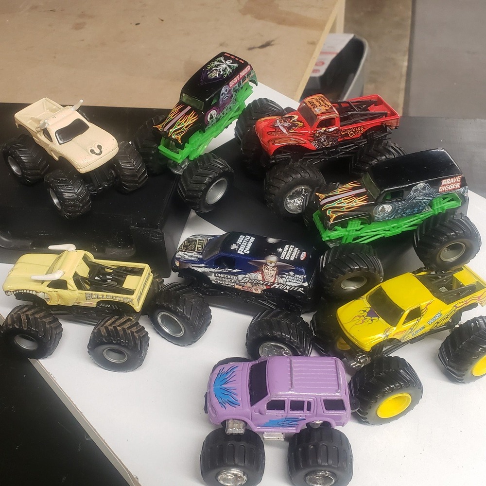 Hot Wheels Monster Jam Truck Lot 8pc Grave Digger Bounty Hunter Captains Curse